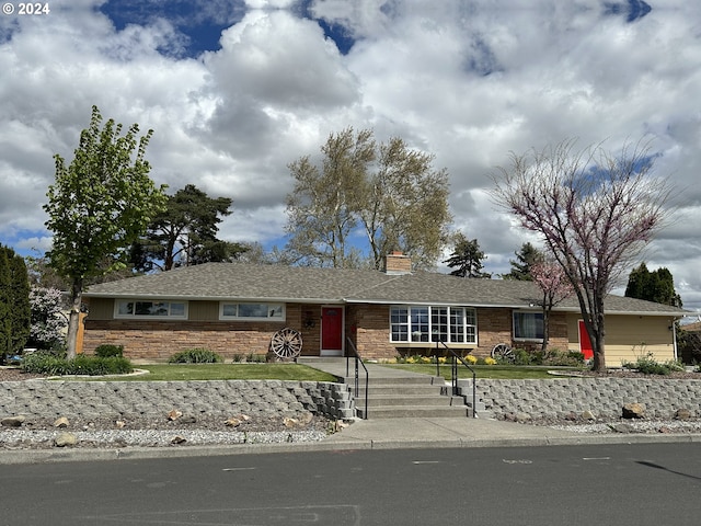 single story home with a front lawn