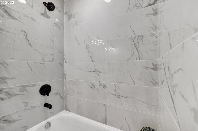 bathroom featuring tiled shower / bath