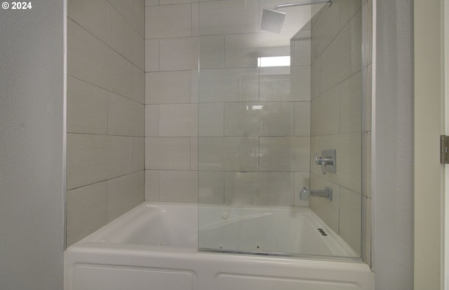 bathroom featuring tiled shower / bath combo