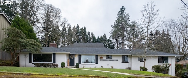 single story home featuring a front lawn