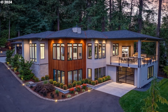 view of front facade featuring a garage