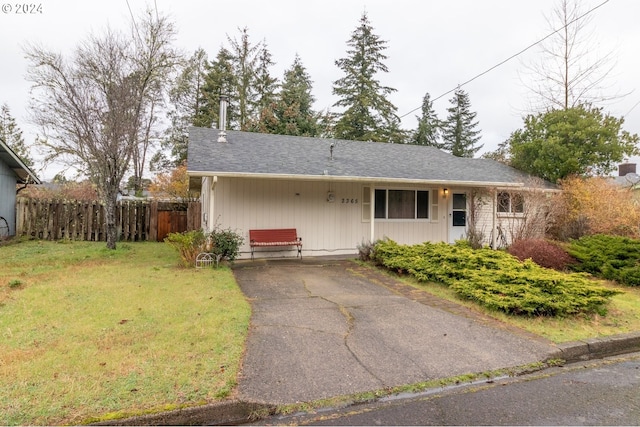 single story home featuring a front lawn