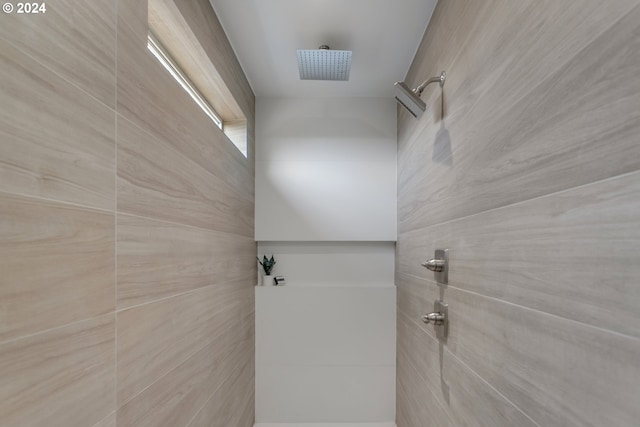 bathroom featuring tiled shower