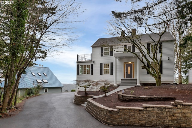 view of front of property featuring a balcony