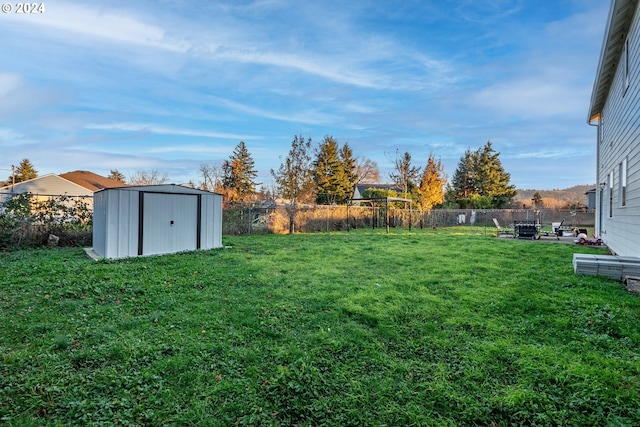 view of yard featuring a shed