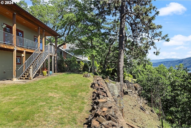 view of yard featuring a mountain view