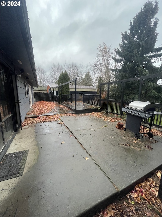 13815 NE Knott St, Portland, OR 97230 - fenced backyard featuring area for grilling and a patio area