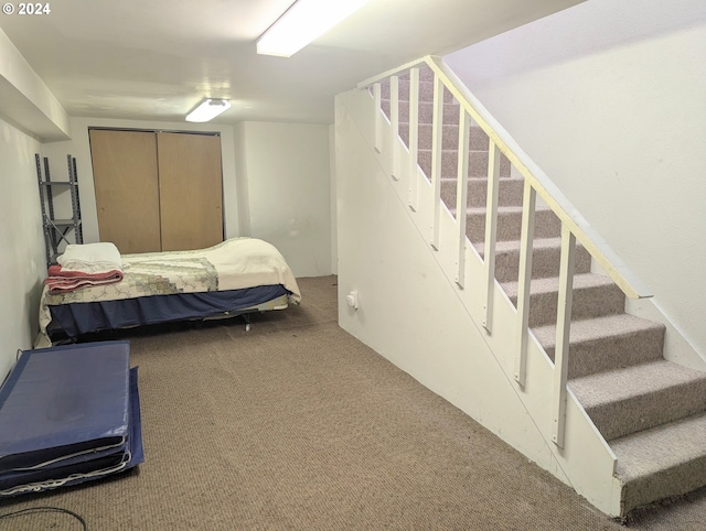 bedroom featuring carpet floors and a closet