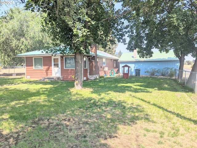 view of front of house featuring a front lawn