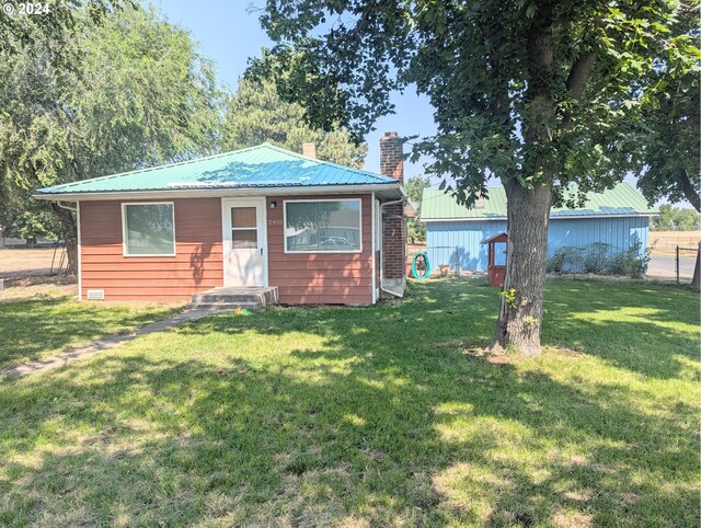 view of front of property with a front yard