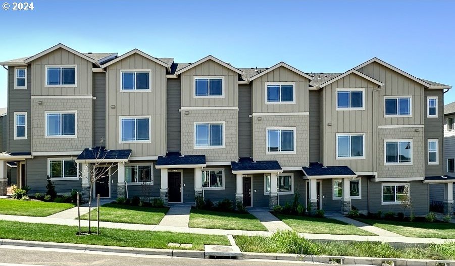 view of front of home featuring a front lawn