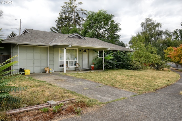 single story home with a front lawn