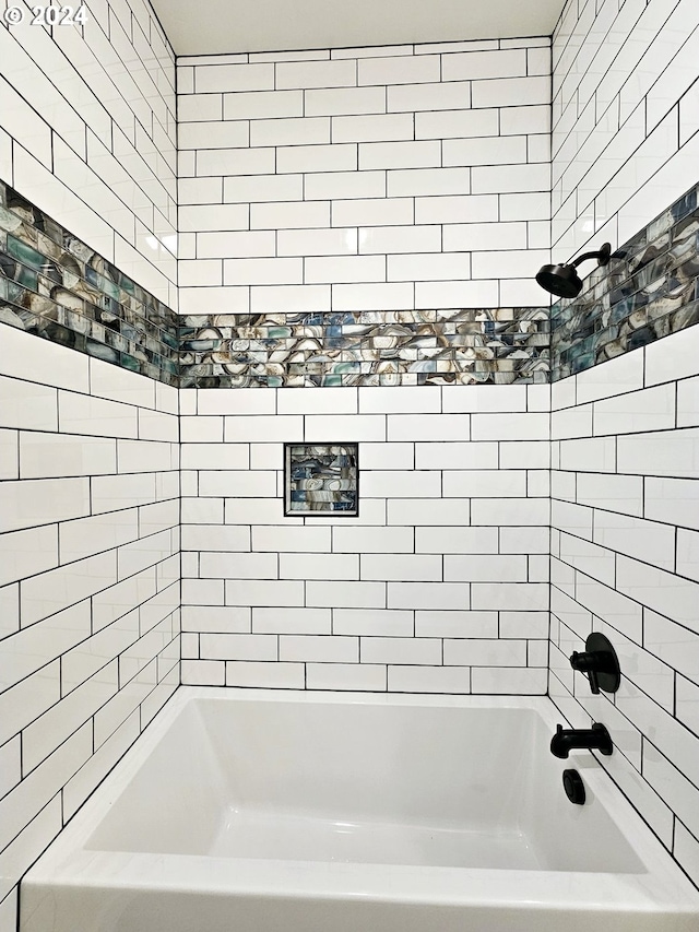 bathroom with tiled shower / bath