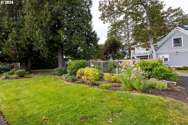 3465 Avalon Dr, Hood River, OR 97031 - view of yard featuring fence