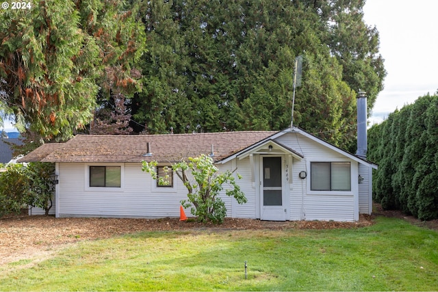 view of front of house featuring a front lawn