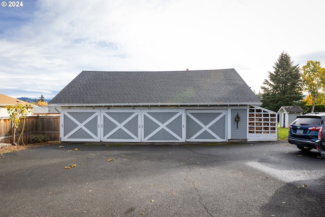 3465 Avalon Dr, Hood River, OR 97031 - garage with fence