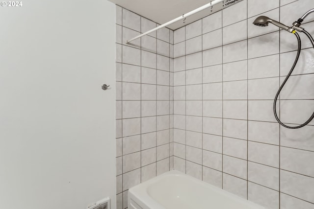 bathroom featuring tiled shower / bath