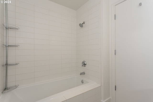 bathroom with tiled shower / bath combo