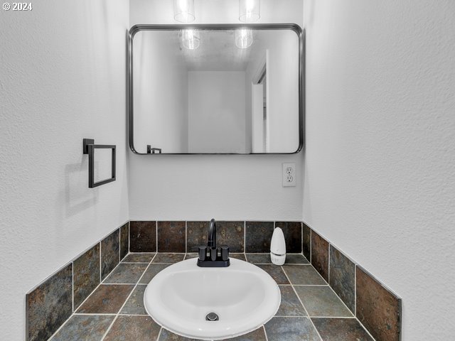 bathroom featuring sink