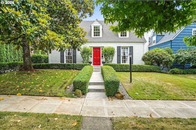 view of front of property featuring a front yard