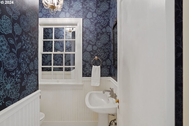 bathroom featuring toilet and sink