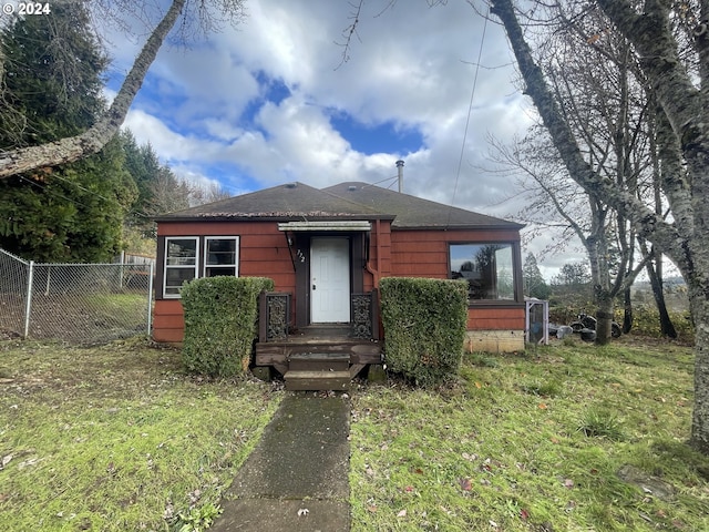 view of front of house featuring a front lawn