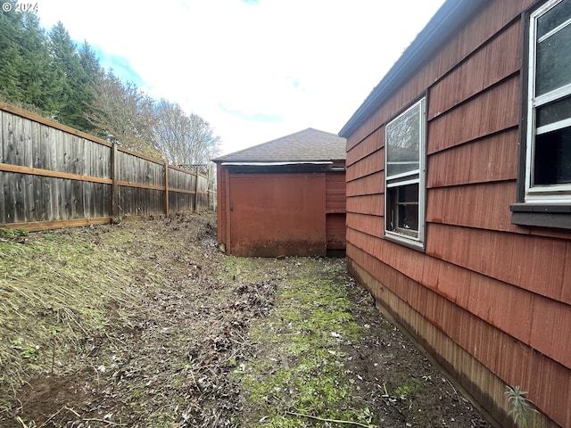 view of yard featuring a storage unit