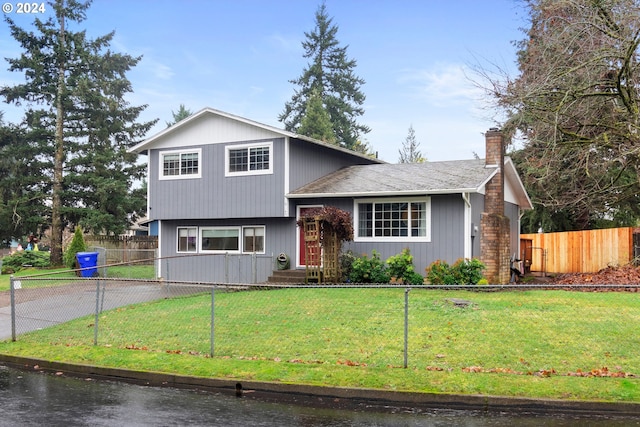 tri-level home featuring a front lawn