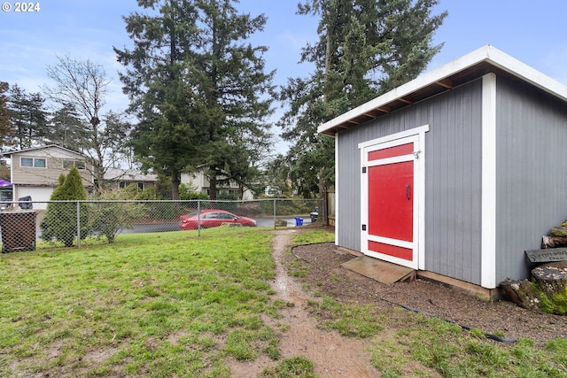 view of yard featuring a shed