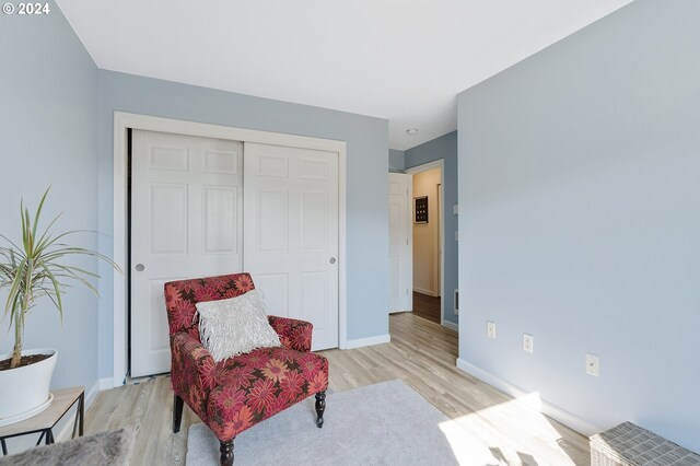 sitting room with light hardwood / wood-style floors