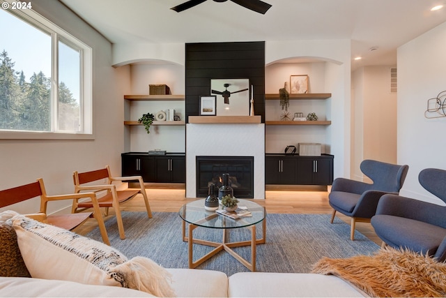 living area featuring visible vents, recessed lighting, light wood-style floors, a fireplace, and ceiling fan