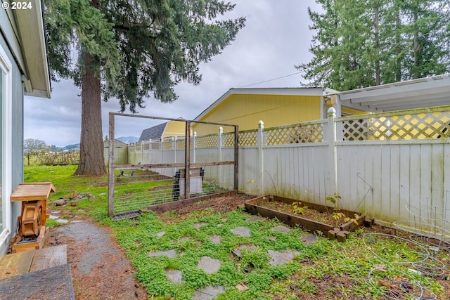 view of yard featuring an outdoor structure