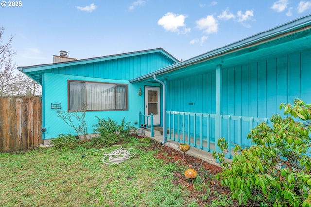 view of front of house with a front lawn