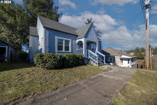 view of front of home featuring a garage and a front yard