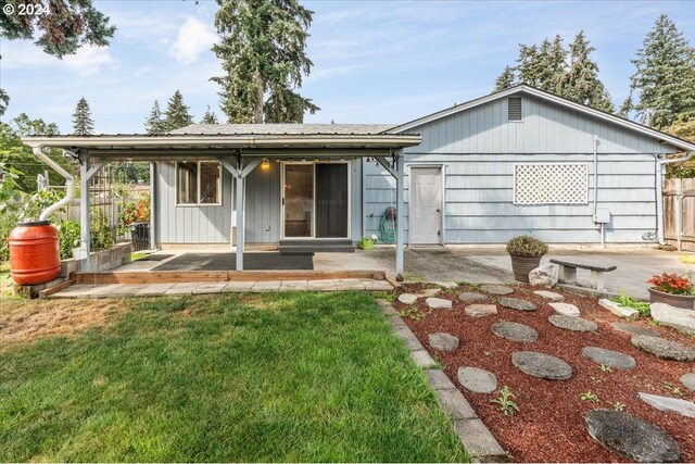 view of front of house featuring a front yard and a patio area