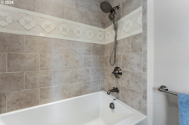 bathroom with tiled shower / bath combo