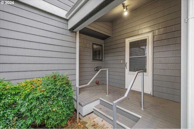 entrance to property featuring a wooden deck