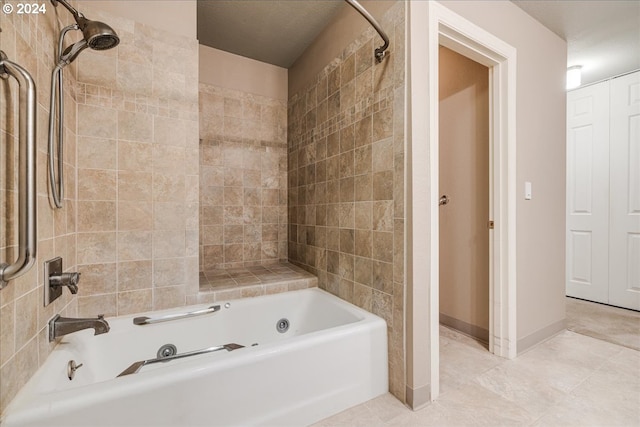 bathroom with tiled shower / bath combo