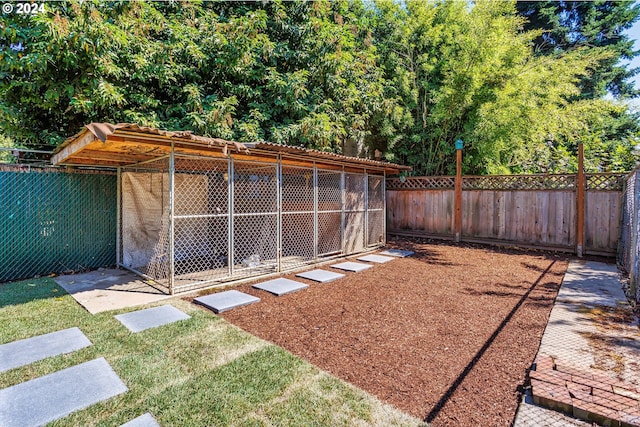 view of yard featuring an outdoor structure