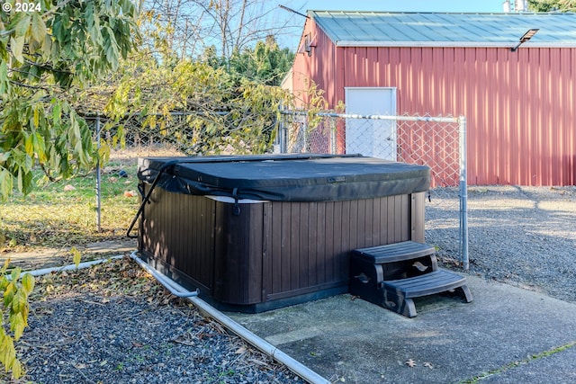 view of yard featuring a hot tub