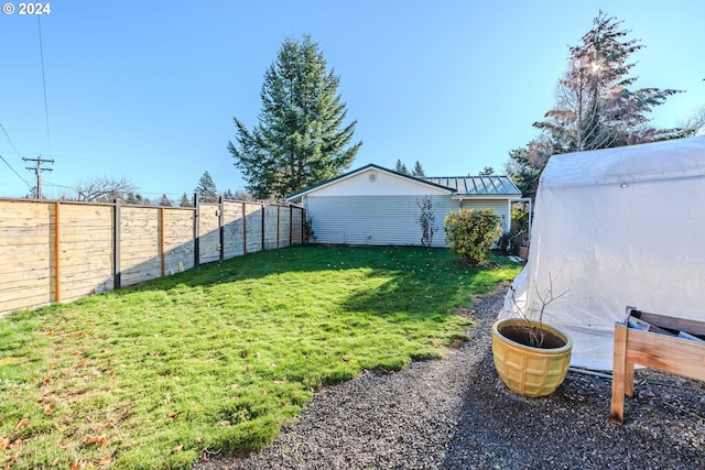 view of yard featuring an outbuilding