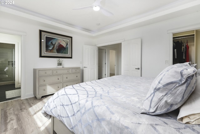 bedroom featuring a closet, light hardwood / wood-style flooring, and ceiling fan