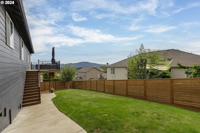 view of yard featuring a mountain view