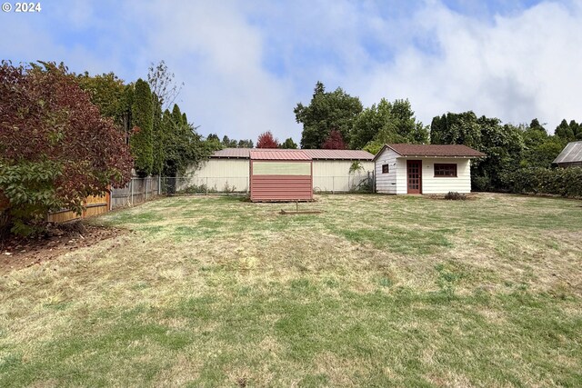 view of yard with an outdoor structure