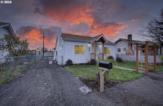 view of front of house featuring a lawn