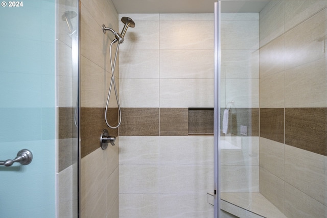 bathroom featuring tiled shower