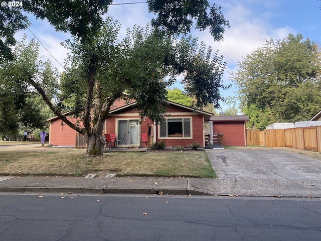 view of front of property featuring a front yard