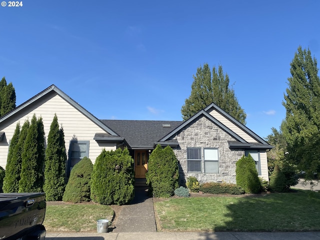 view of front facade with a front yard