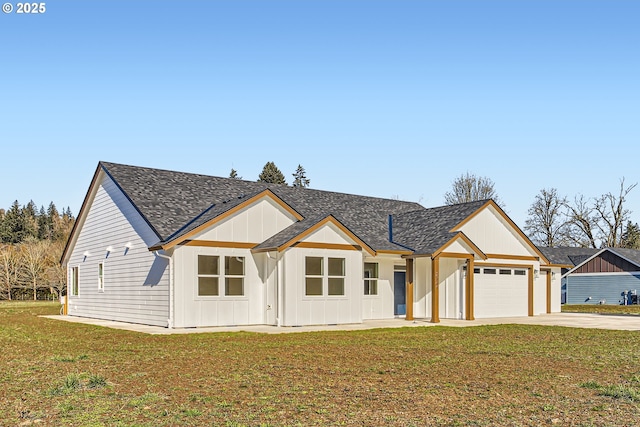 view of front facade featuring a garage and a front lawn