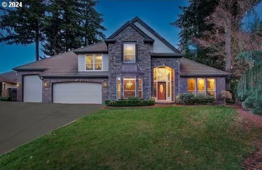 view of front of property with a front lawn